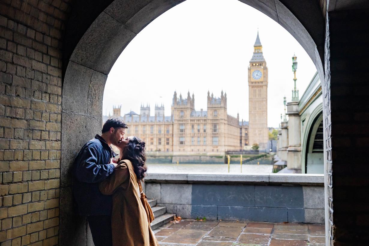 Image of Ben (Samuel) and Lil (Lara) kissing in front of Big Ben